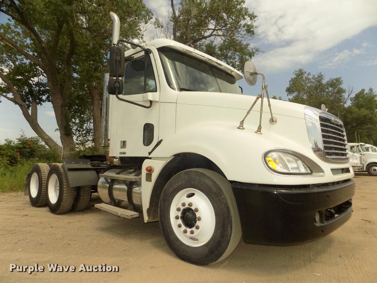 image for item DA3031 2004 Freightliner Columbia semi truck