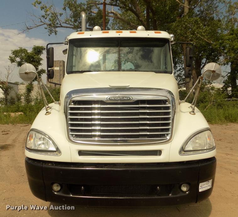 image for item DA3031 2004 Freightliner Columbia semi truck