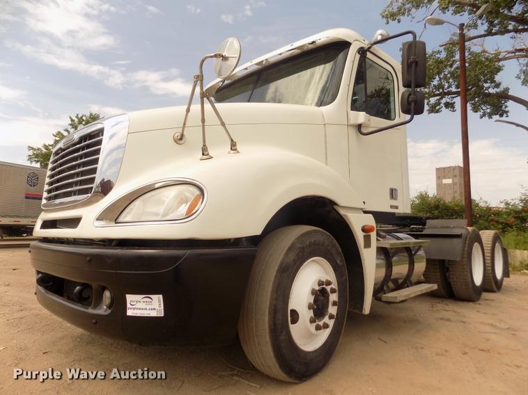 image for item DA3031 2004 Freightliner Columbia semi truck