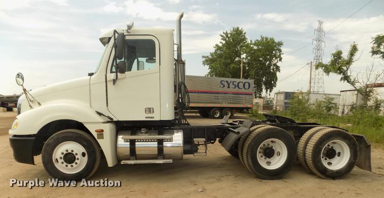 image for item DA3031 2004 Freightliner Columbia semi truck