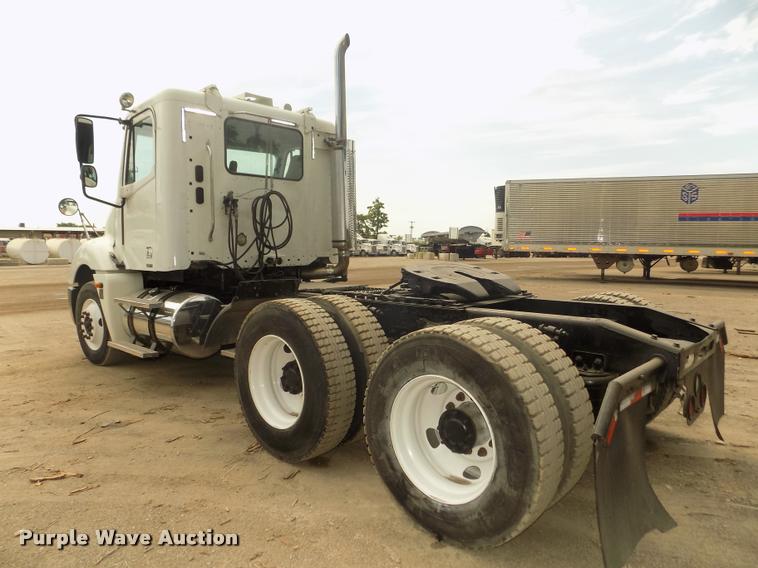 image for item DA3031 2004 Freightliner Columbia semi truck