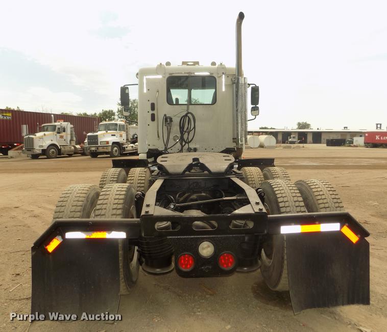 image for item DA3031 2004 Freightliner Columbia semi truck