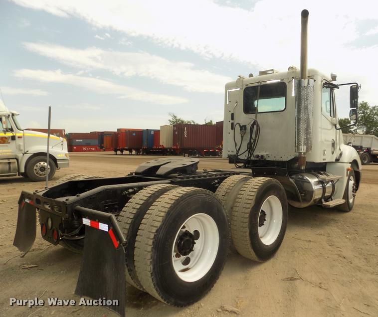 image for item DA3031 2004 Freightliner Columbia semi truck