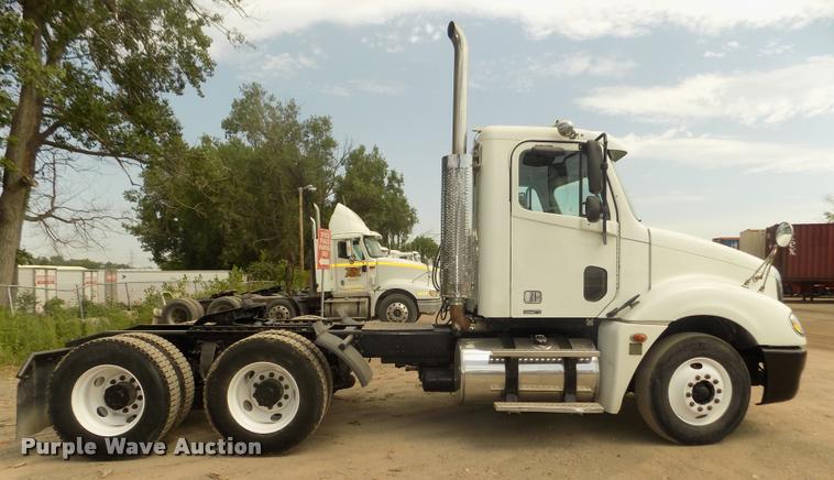 image for item DA3031 2004 Freightliner Columbia semi truck