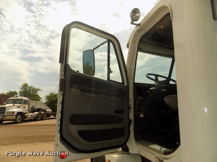 image for item DA3031 2004 Freightliner Columbia semi truck