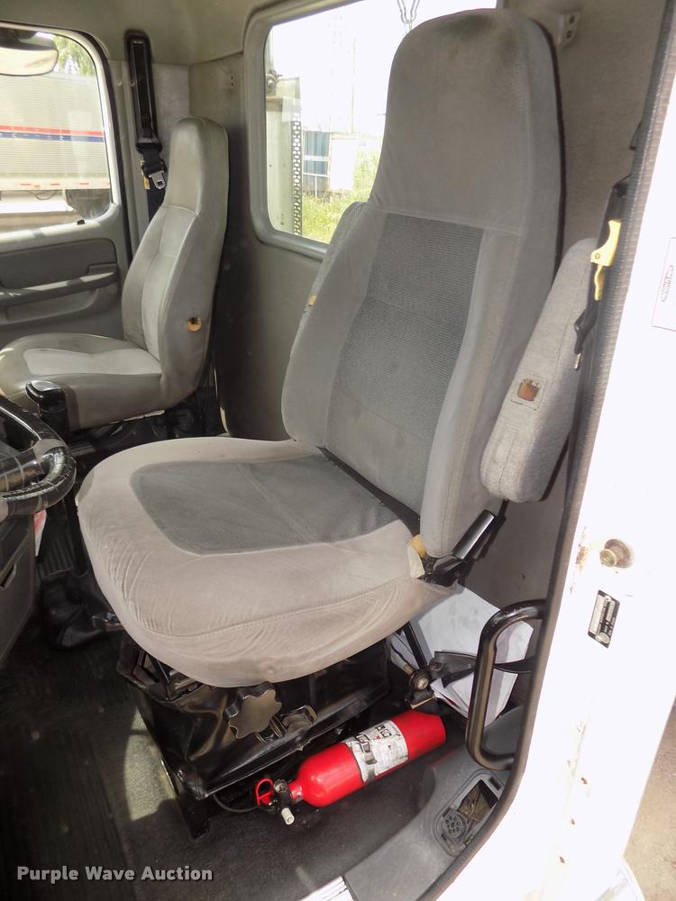 image for item DA3031 2004 Freightliner Columbia semi truck