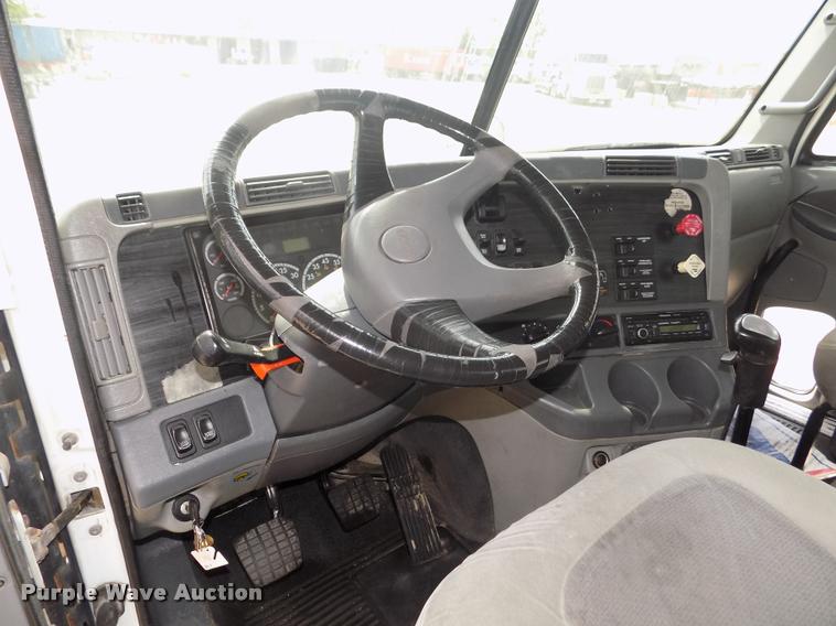 image for item DA3031 2004 Freightliner Columbia semi truck