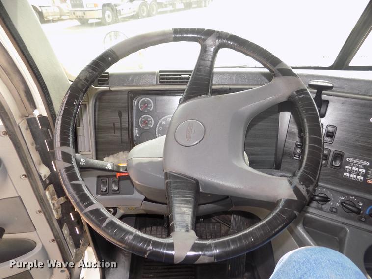 image for item DA3031 2004 Freightliner Columbia semi truck