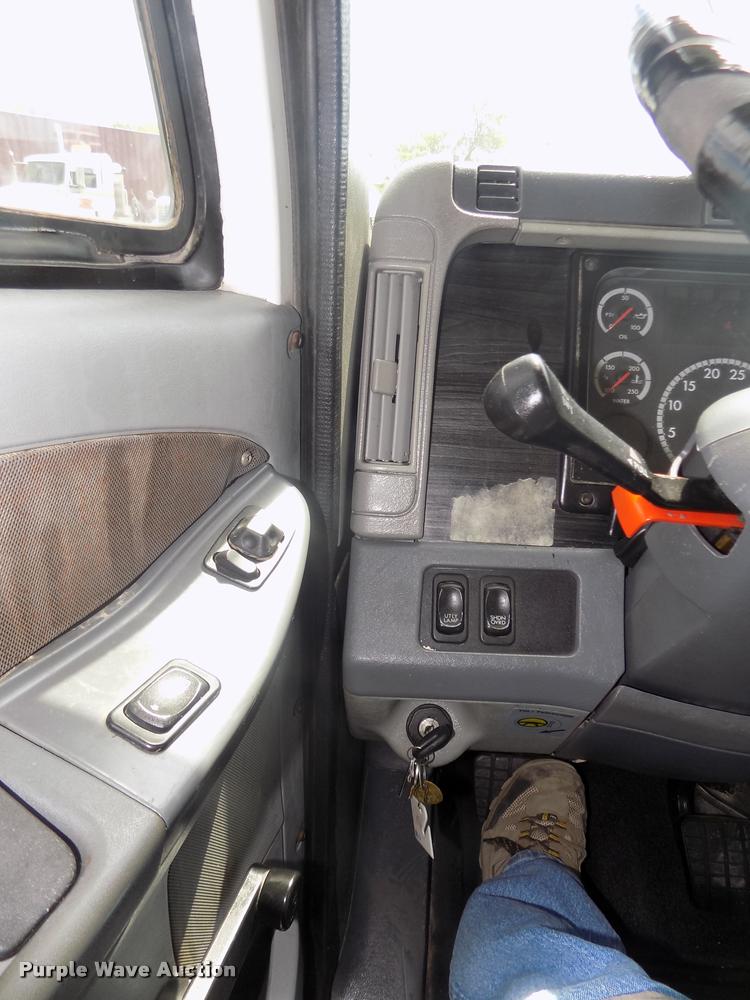 image for item DA3031 2004 Freightliner Columbia semi truck