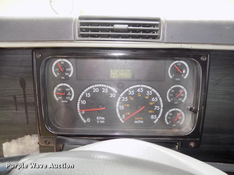 image for item DA3031 2004 Freightliner Columbia semi truck