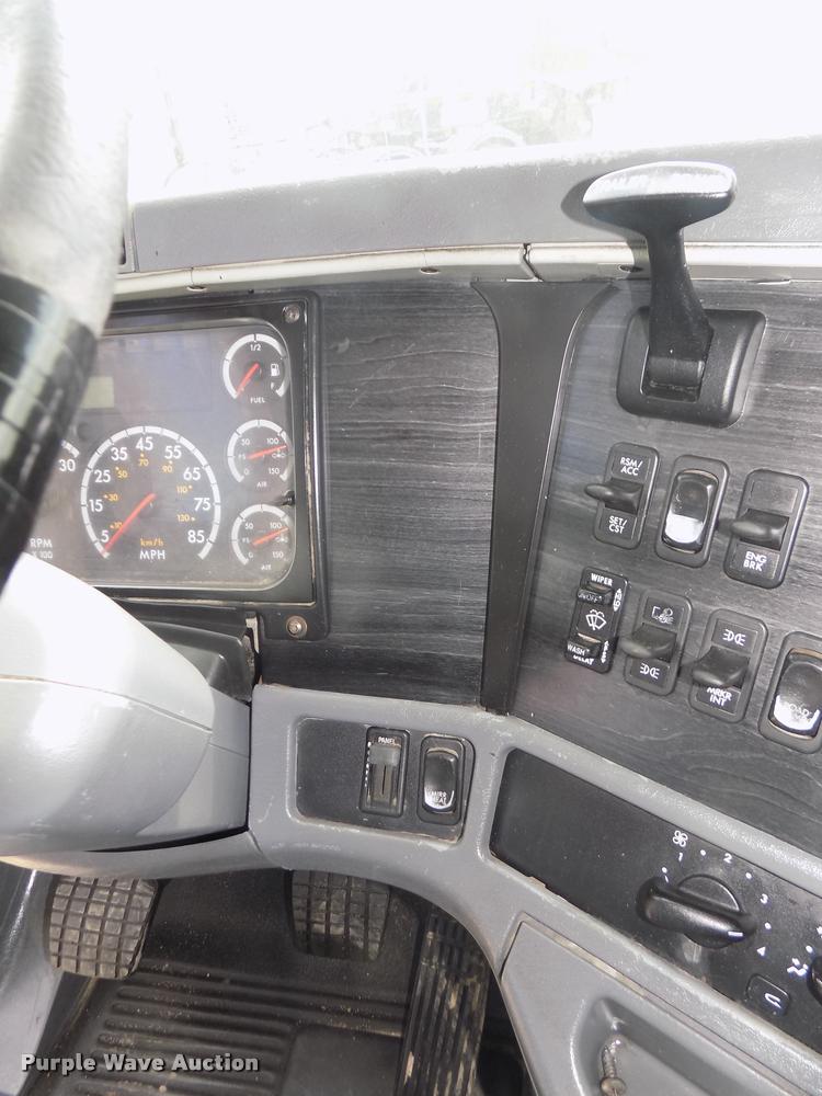 image for item DA3031 2004 Freightliner Columbia semi truck