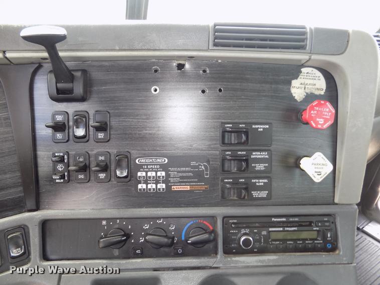 image for item DA3031 2004 Freightliner Columbia semi truck