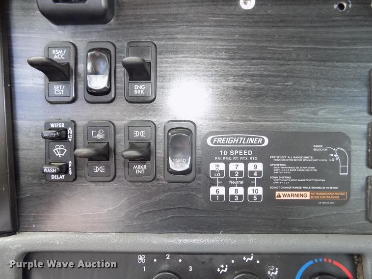 image for item DA3031 2004 Freightliner Columbia semi truck