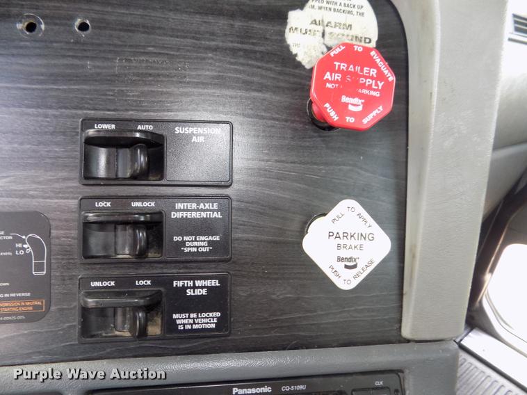 image for item DA3031 2004 Freightliner Columbia semi truck