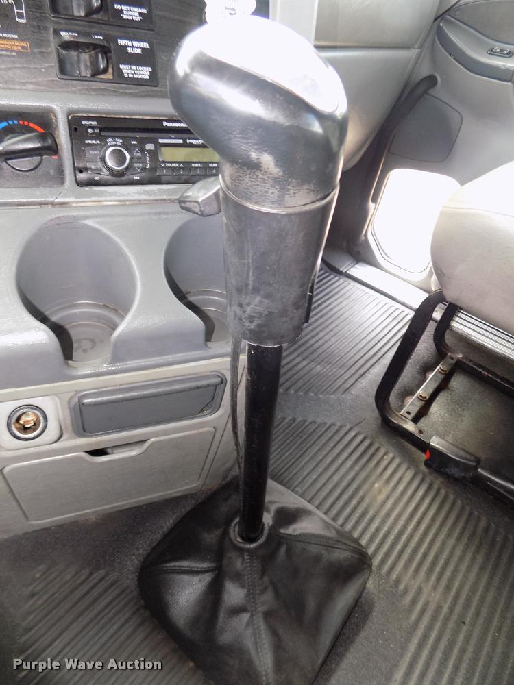 image for item DA3031 2004 Freightliner Columbia semi truck