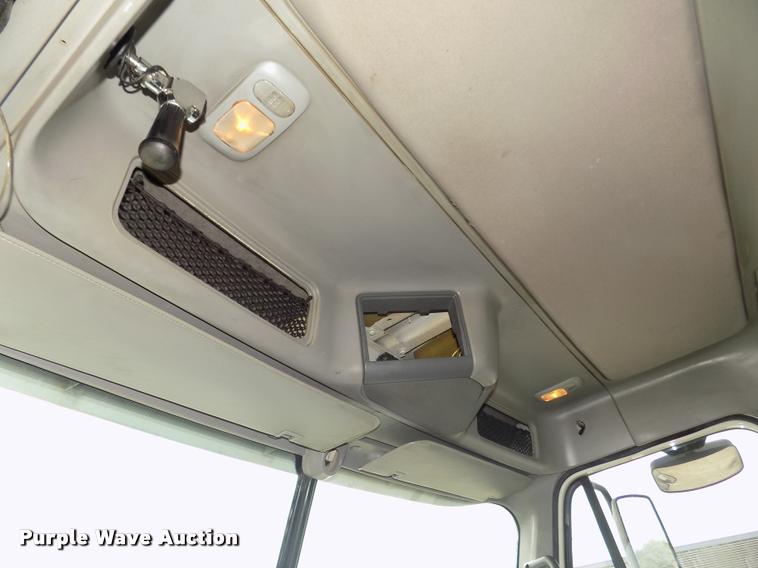 image for item DA3031 2004 Freightliner Columbia semi truck