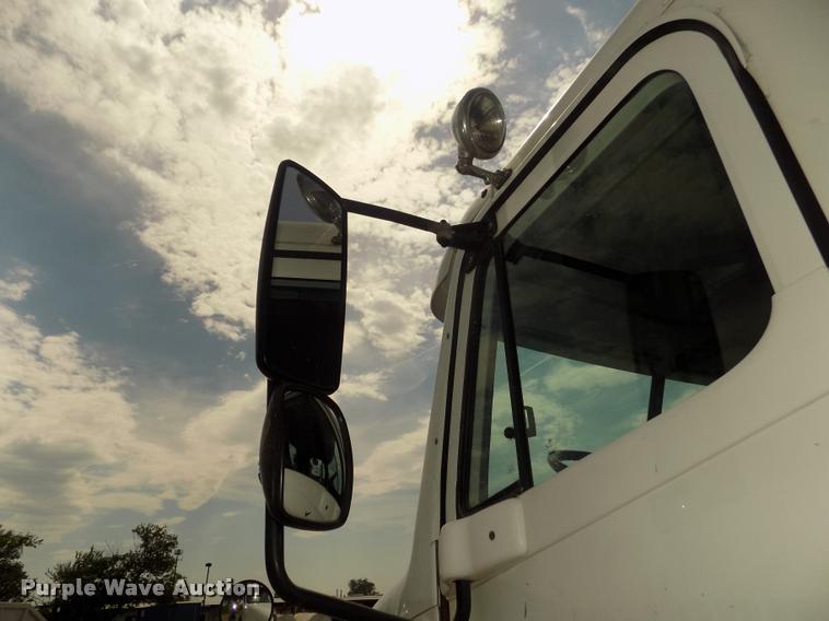 image for item DA3031 2004 Freightliner Columbia semi truck