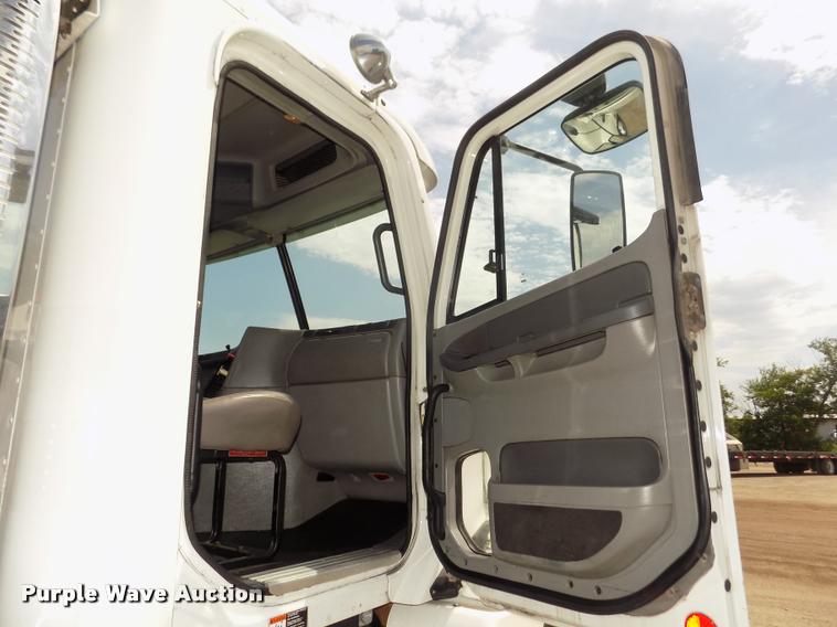 image for item DA3031 2004 Freightliner Columbia semi truck