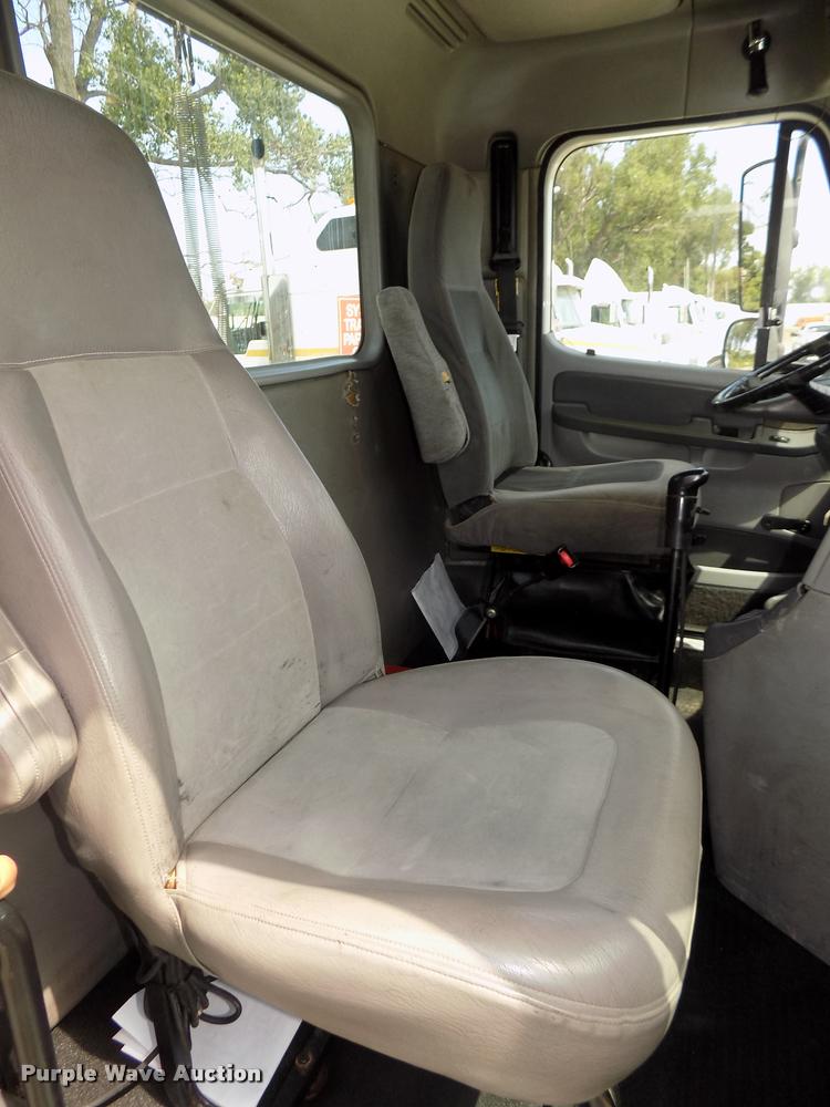 image for item DA3031 2004 Freightliner Columbia semi truck