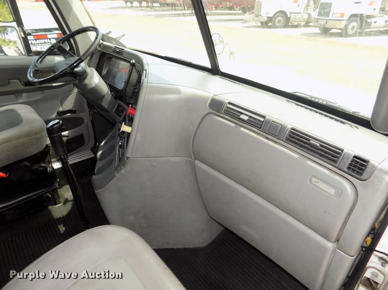 image for item DA3031 2004 Freightliner Columbia semi truck