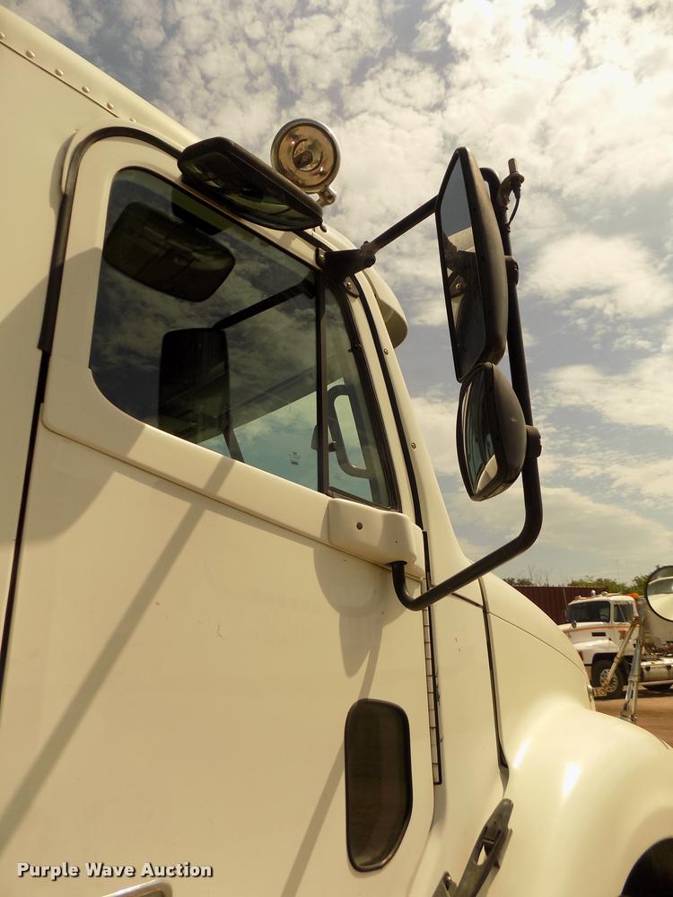 image for item DA3031 2004 Freightliner Columbia semi truck