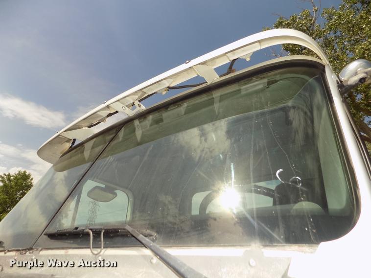 image for item DA3031 2004 Freightliner Columbia semi truck