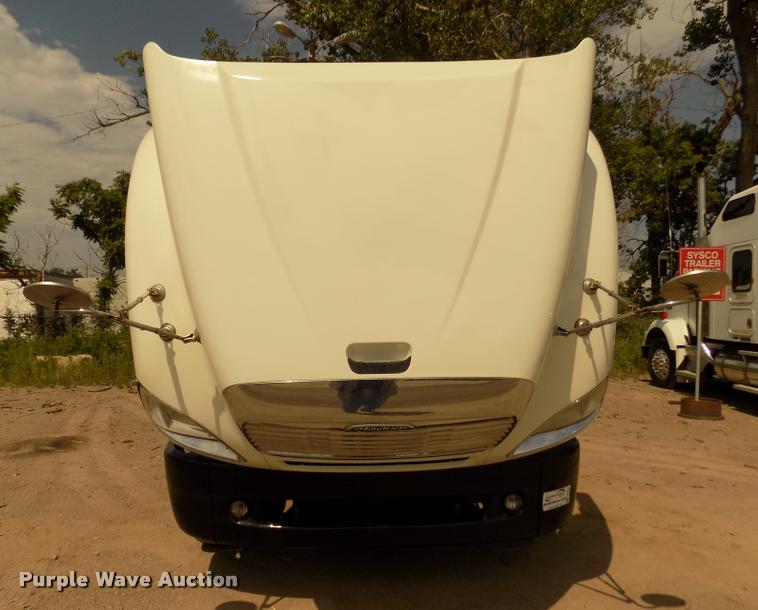 image for item DA3031 2004 Freightliner Columbia semi truck