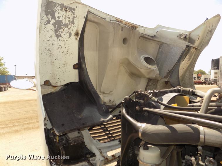 image for item DA3031 2004 Freightliner Columbia semi truck