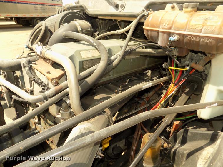 image for item DA3031 2004 Freightliner Columbia semi truck