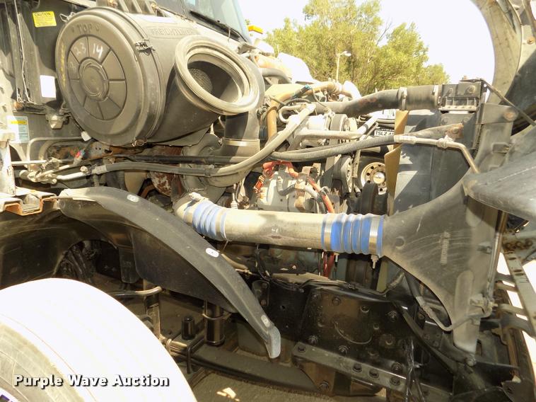 image for item DA3031 2004 Freightliner Columbia semi truck