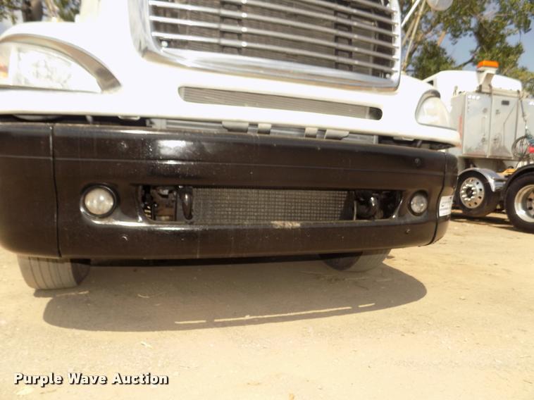 image for item DA3031 2004 Freightliner Columbia semi truck