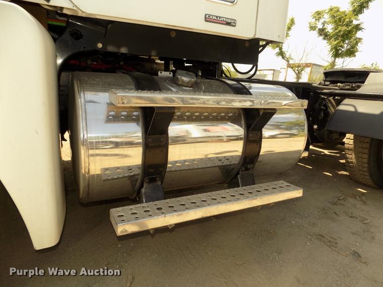 image for item DA3031 2004 Freightliner Columbia semi truck