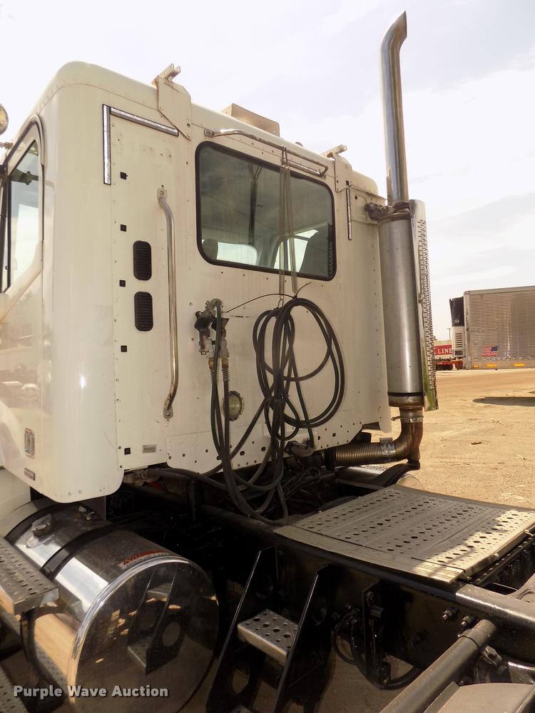 image for item DA3031 2004 Freightliner Columbia semi truck