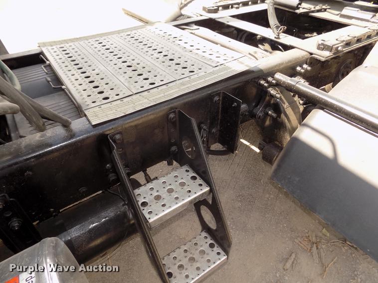 image for item DA3031 2004 Freightliner Columbia semi truck