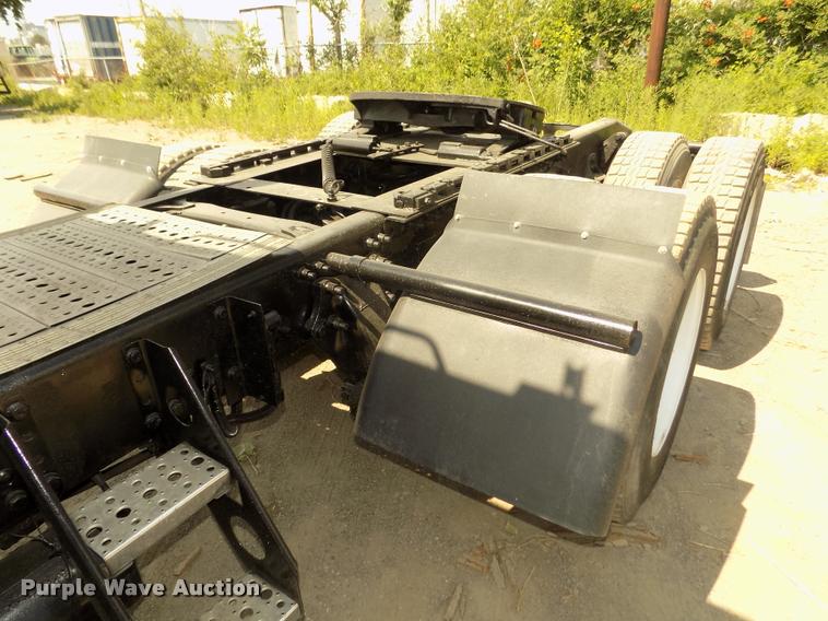 image for item DA3031 2004 Freightliner Columbia semi truck