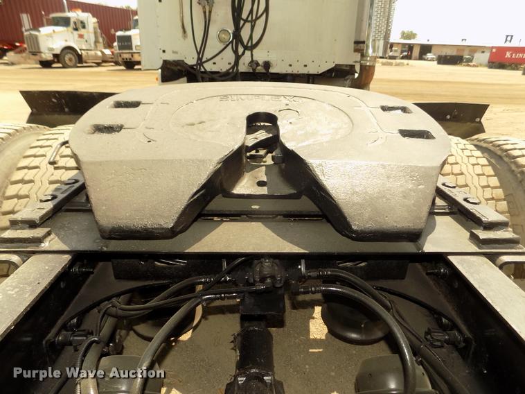 image for item DA3031 2004 Freightliner Columbia semi truck