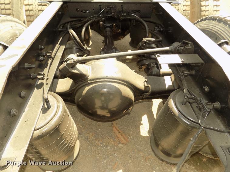 image for item DA3031 2004 Freightliner Columbia semi truck