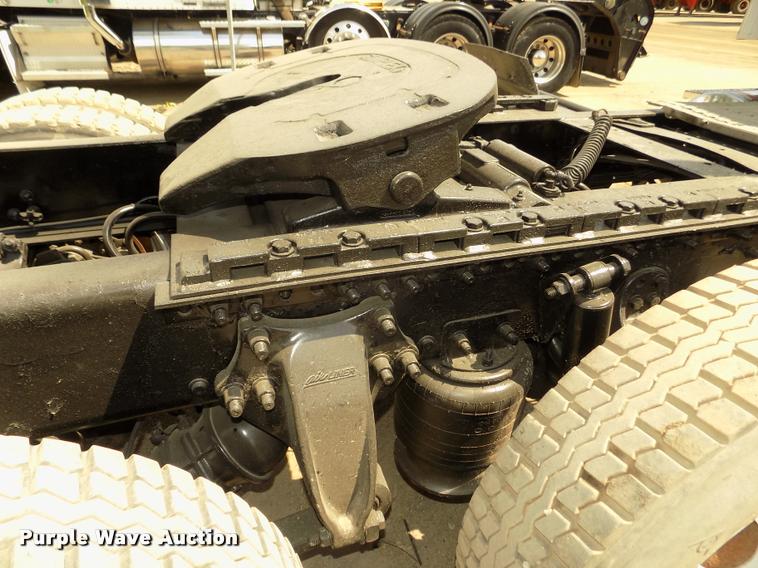 image for item DA3031 2004 Freightliner Columbia semi truck