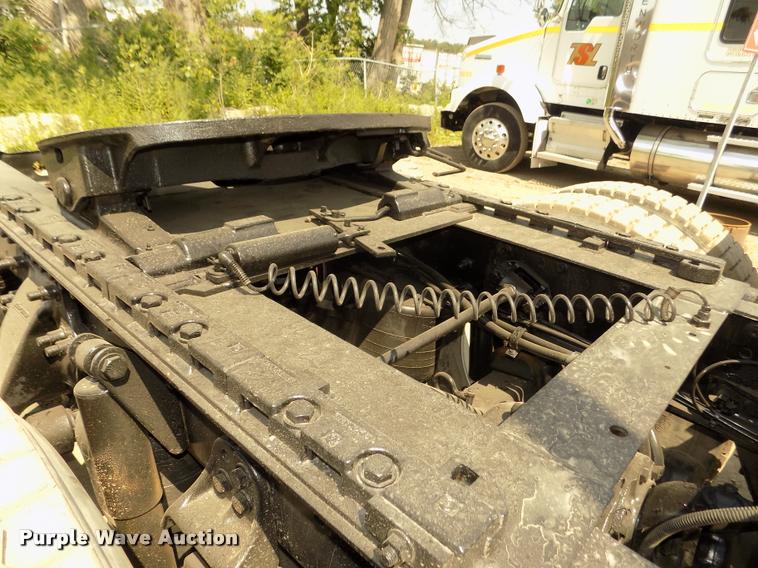 image for item DA3031 2004 Freightliner Columbia semi truck