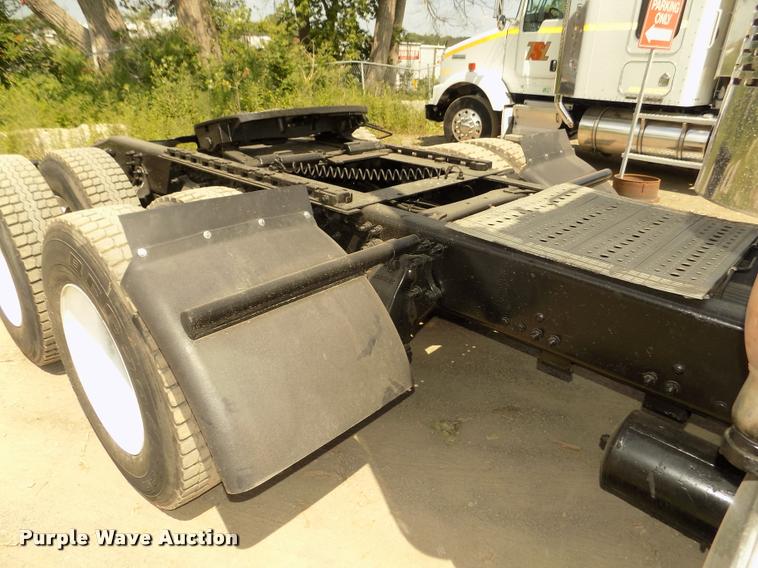 image for item DA3031 2004 Freightliner Columbia semi truck