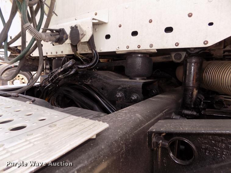 image for item DA3031 2004 Freightliner Columbia semi truck