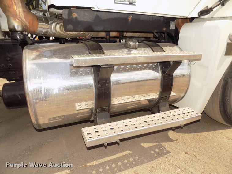 image for item DA3031 2004 Freightliner Columbia semi truck