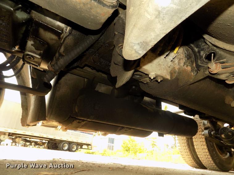 image for item DA3031 2004 Freightliner Columbia semi truck