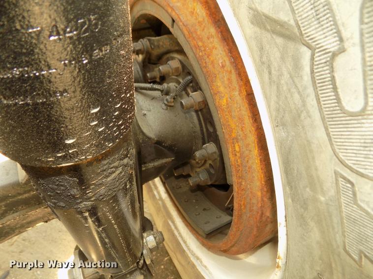 image for item DA3031 2004 Freightliner Columbia semi truck