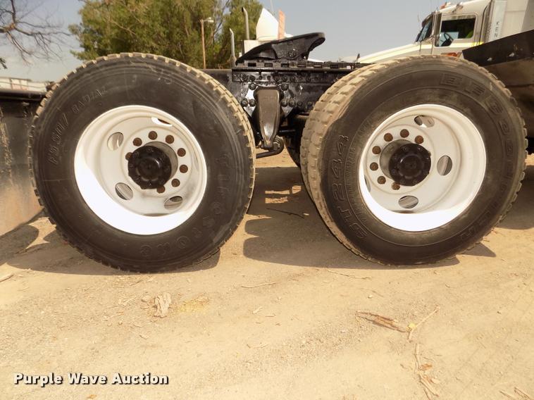 image for item DA3031 2004 Freightliner Columbia semi truck