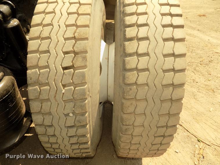 image for item DA3031 2004 Freightliner Columbia semi truck