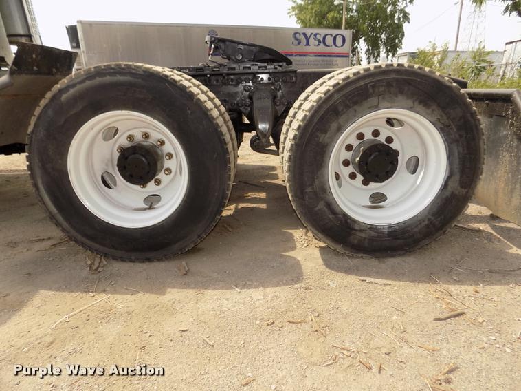 image for item DA3031 2004 Freightliner Columbia semi truck