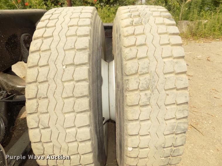 image for item DA3031 2004 Freightliner Columbia semi truck