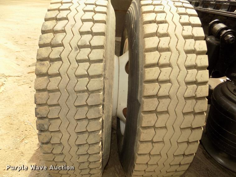 image for item DA3031 2004 Freightliner Columbia semi truck