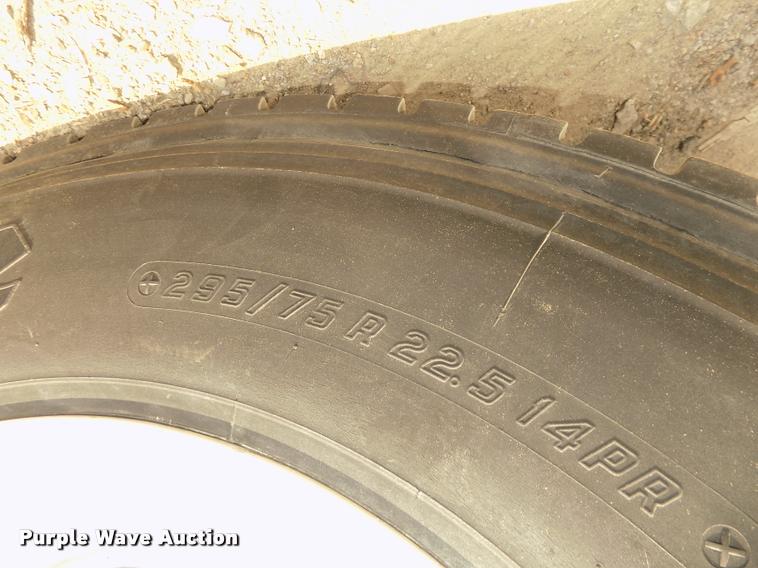 image for item DA3031 2004 Freightliner Columbia semi truck